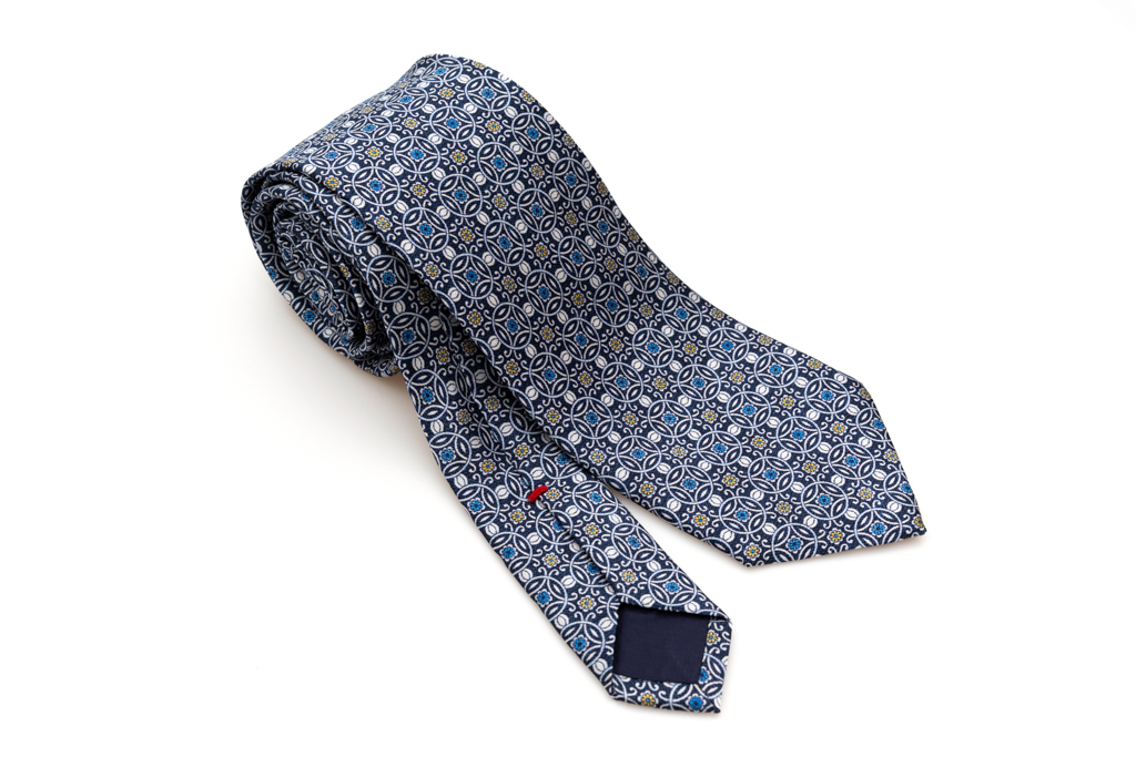 Cravatta blu con fantasia geometrica bianca 100% seta - immagine 2