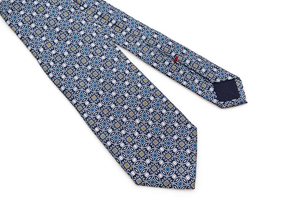 Cravatta blu con fantasia geometrica bianca 100% seta - immagine 8