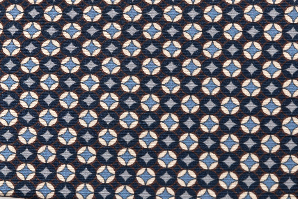 Cravatta blu con geometria bianca e celeste in pura seta - immagine 9