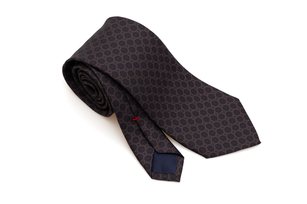 Cravatta base marrone con geometria 100% seta - immagine 3
