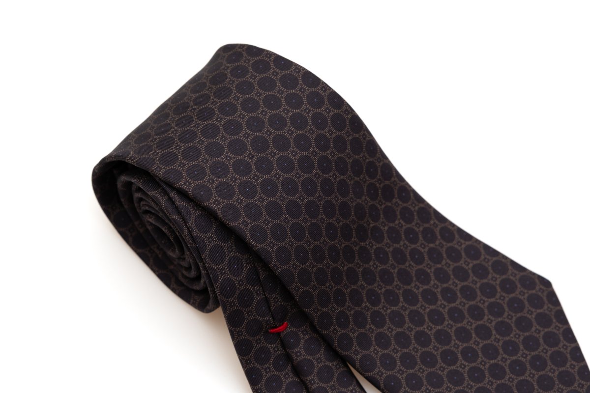 Cravatta base marrone con geometria 100% seta - immagine 4