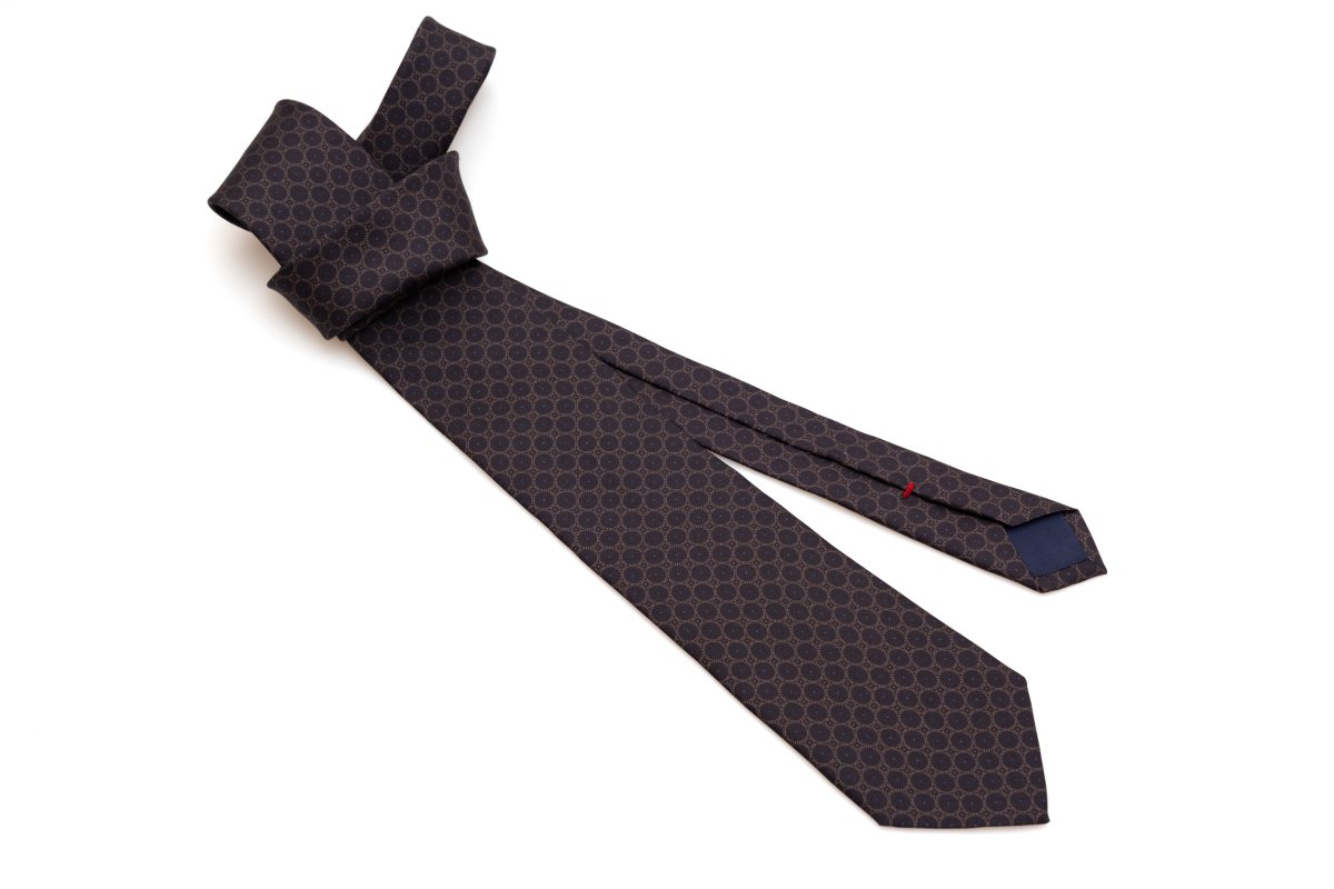 Cravatta base marrone con geometria 100% seta - immagine 7