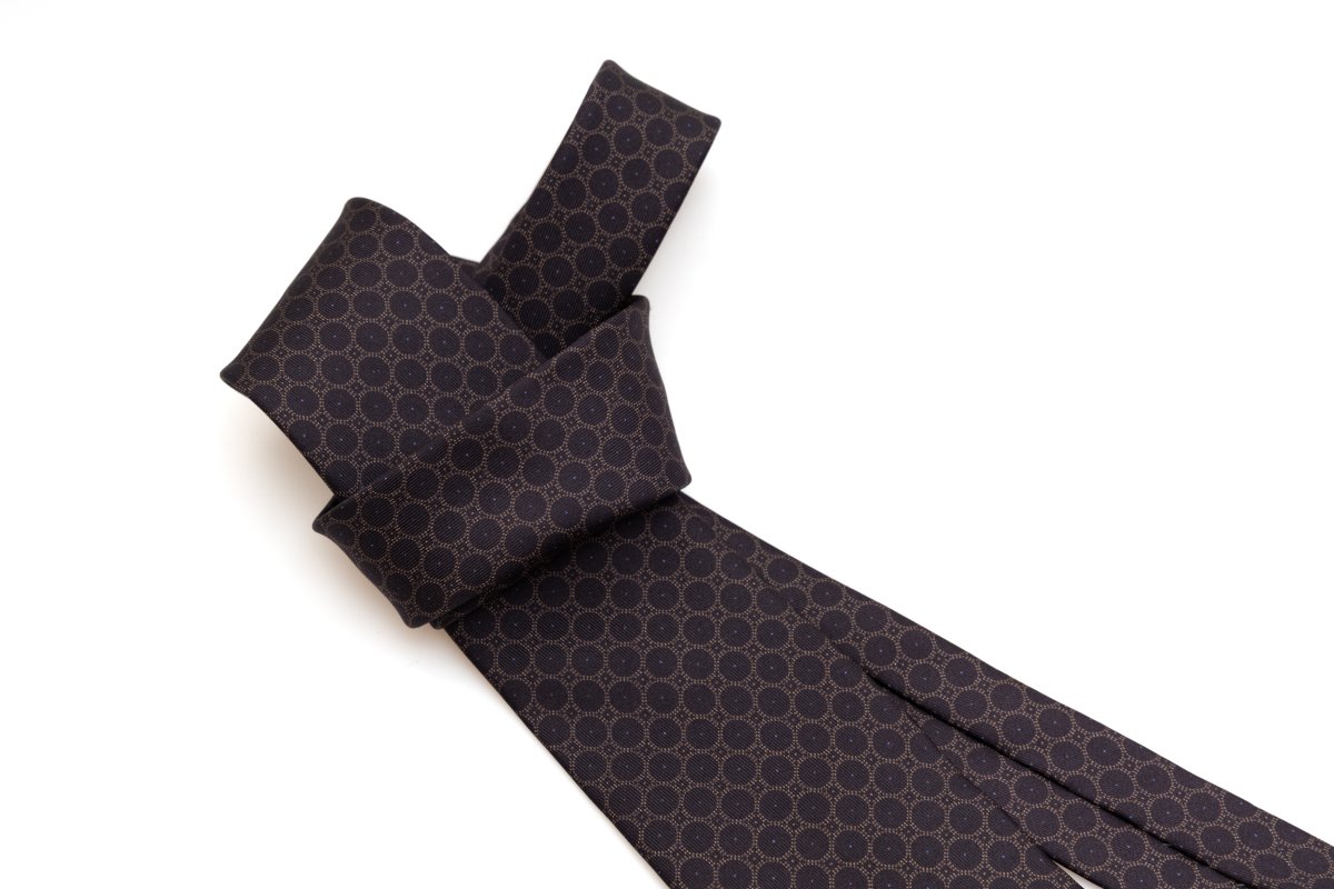 Cravatta base marrone con geometria 100% seta - immagine 8
