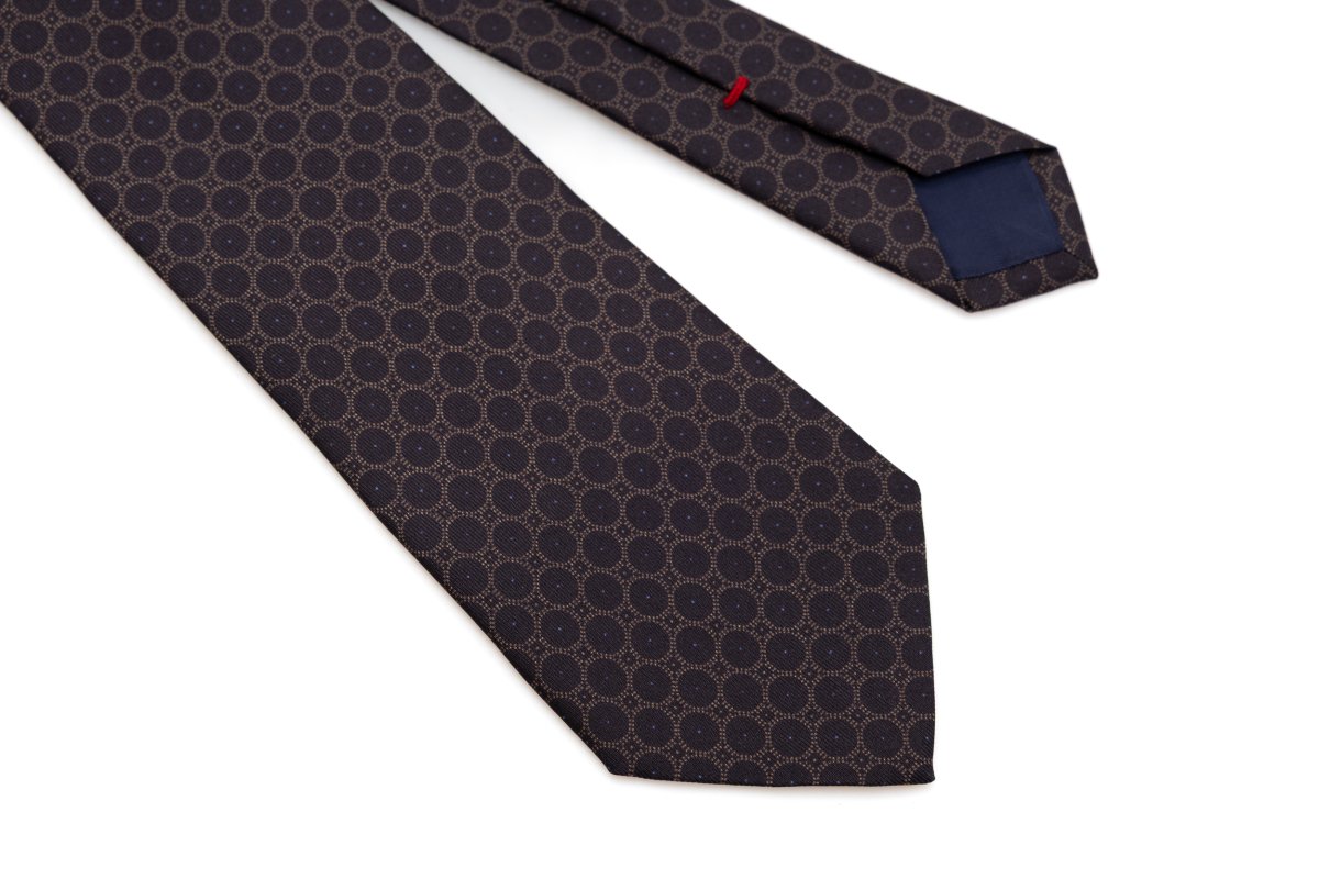 Cravatta base marrone con geometria 100% seta - immagine 9
